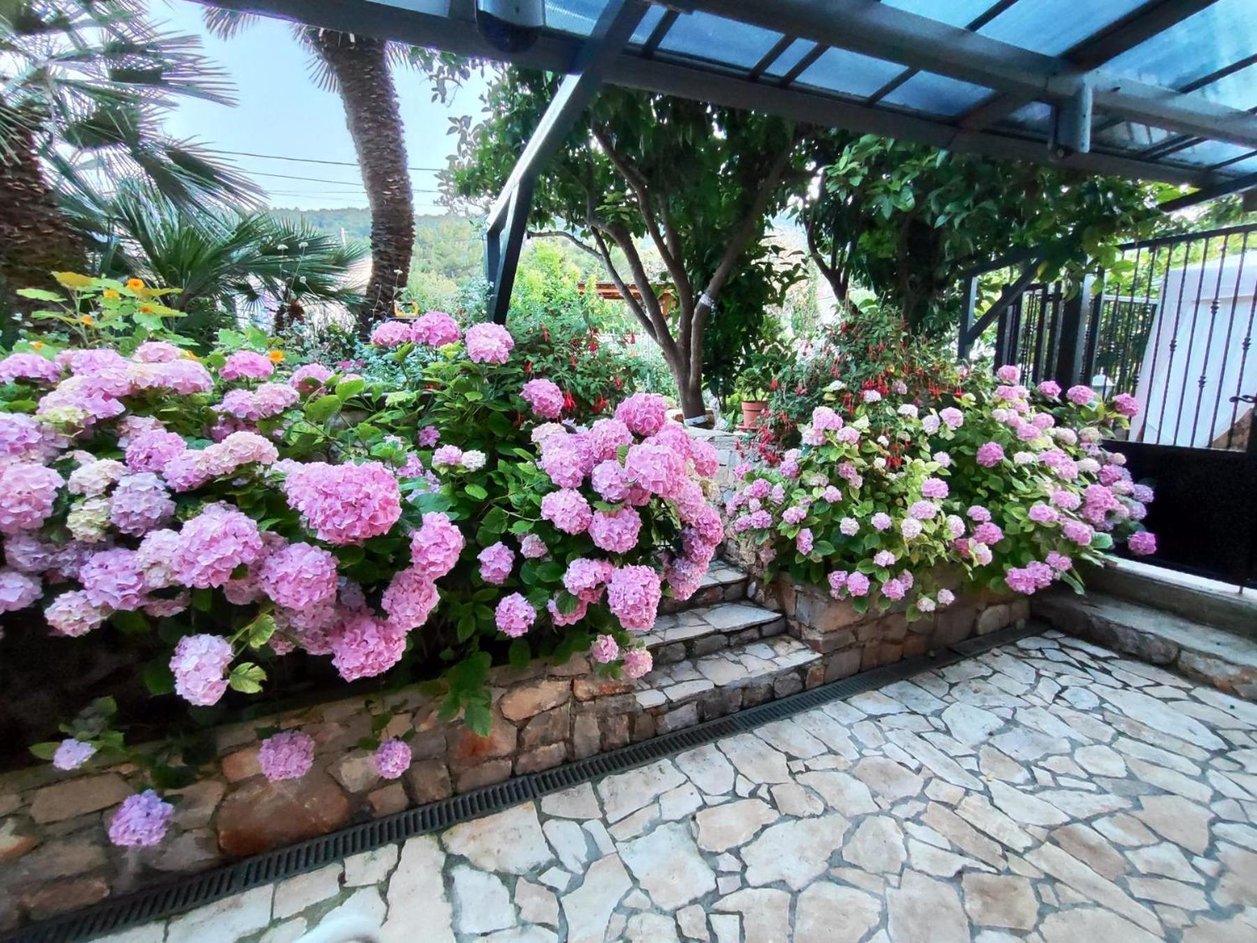 Vacation House Orange Veli Losinj Luaran gambar